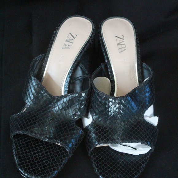 NEW ZARA BLACK SNAKE LEATHER SLIDE MULE SANDALS - Picture 3 of 5